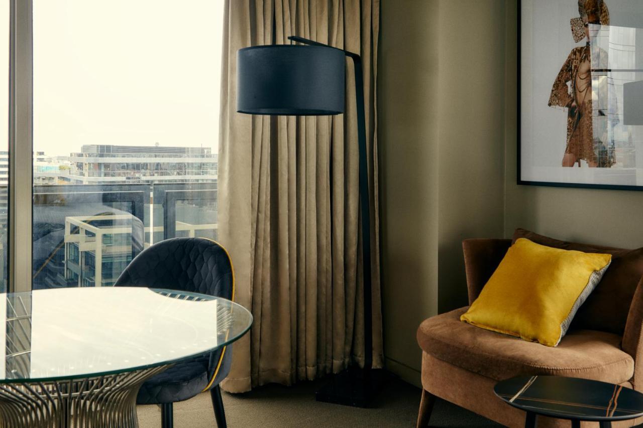 Отель The Kinson Мельбурн Экстерьер фото A floor lamp