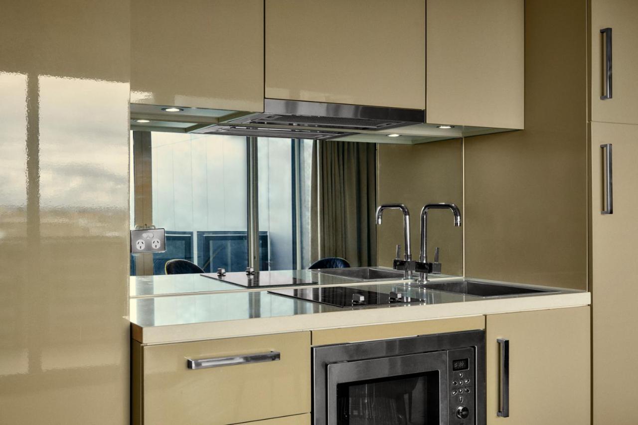 Отель The Kinson Мельбурн Экстерьер фото A kitchen with a built-in microwave oven